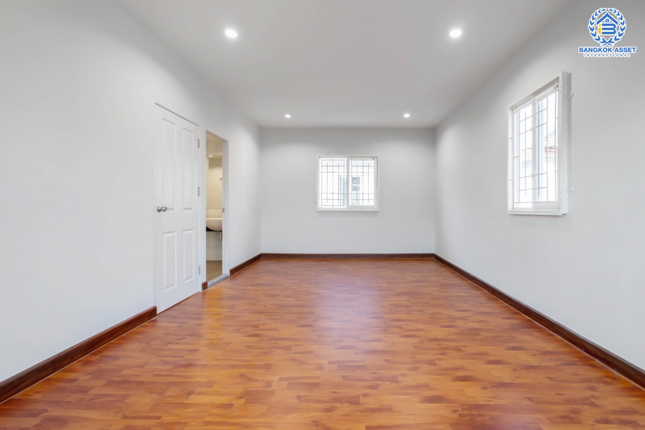 บ้านมือสองตกแต่งใหม่ ม.พฤกษาวิลเลจ11 รัตนาธิเบศร์-ราชพฤกษ์ เนื้อที่ 50 ตร.ว. ฟังก์ชั่นพร้อม 3 ห้องนอน 2 ห้องน้ำ 2 ที่จอดรถ บนทำเลศักยภาพ เข้า-ออกได้ทั้งถ.รัตนาธิเบศร์ และถ.ราชพฤกษ์ ใกล้รถไฟฟ้า "สถานีบางรักน้อยท่าอิฐ"